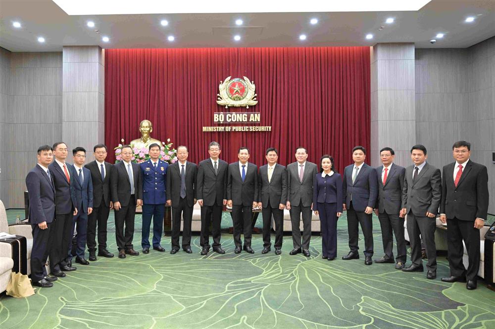 Các đại biểu chụp ảnh lưu niệm.