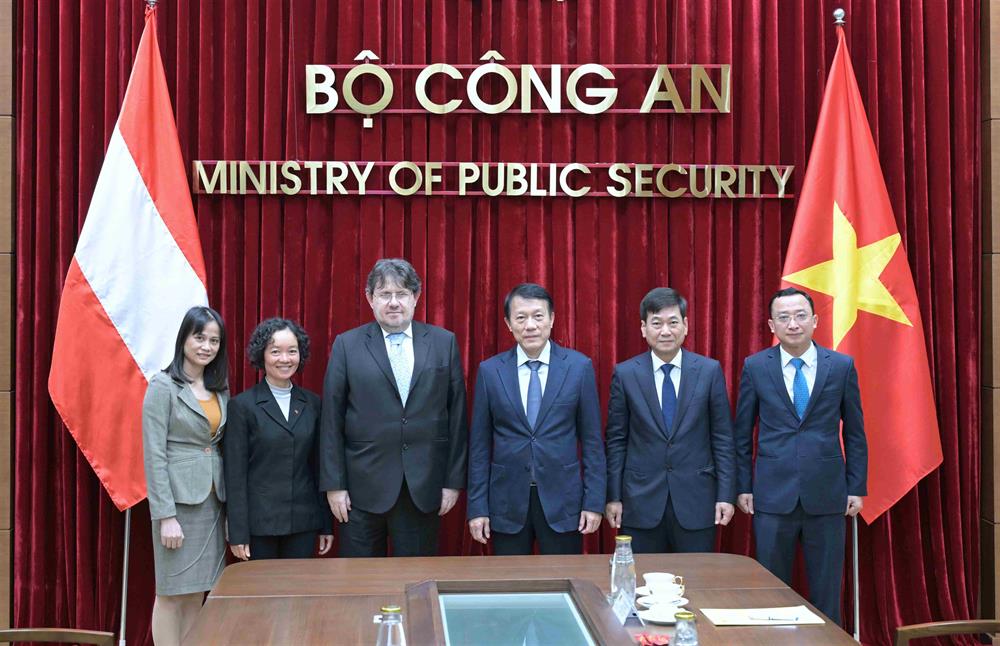 Các đại biểu chụp ảnh lưu niệm.