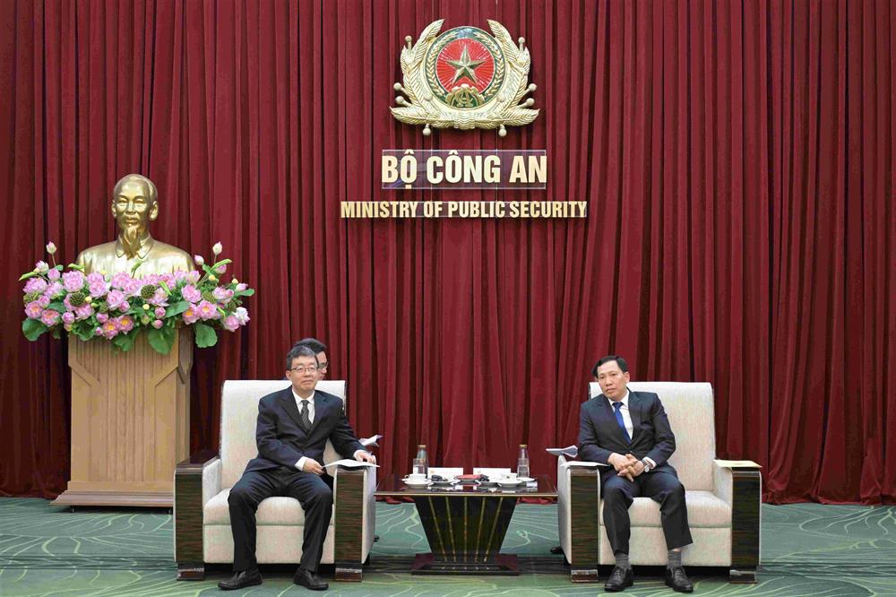 Thứ trưởng Lê Văn Tuyến và Thứ trưởng Bồ Vũ Phi trao đổi các nội dung làm việc.