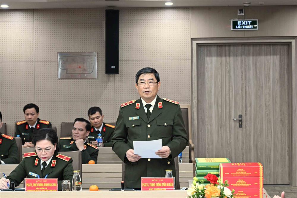 Trung tướng, PGS.TS. Trần Vi Dân, Cục trưởng Cục Khoa học, Chiến lược và Lịch sử Công an trình bày nội dung cơ bản của cuốn sách của Tổng Bí thư Tô Lâm.