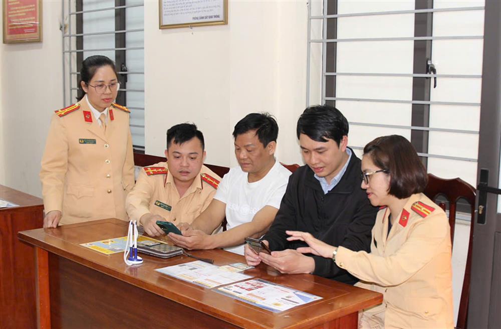 Hướng dẫn người dân xác thực thông tin phục vụ mua bán xe trên ứng dụng VNeID.