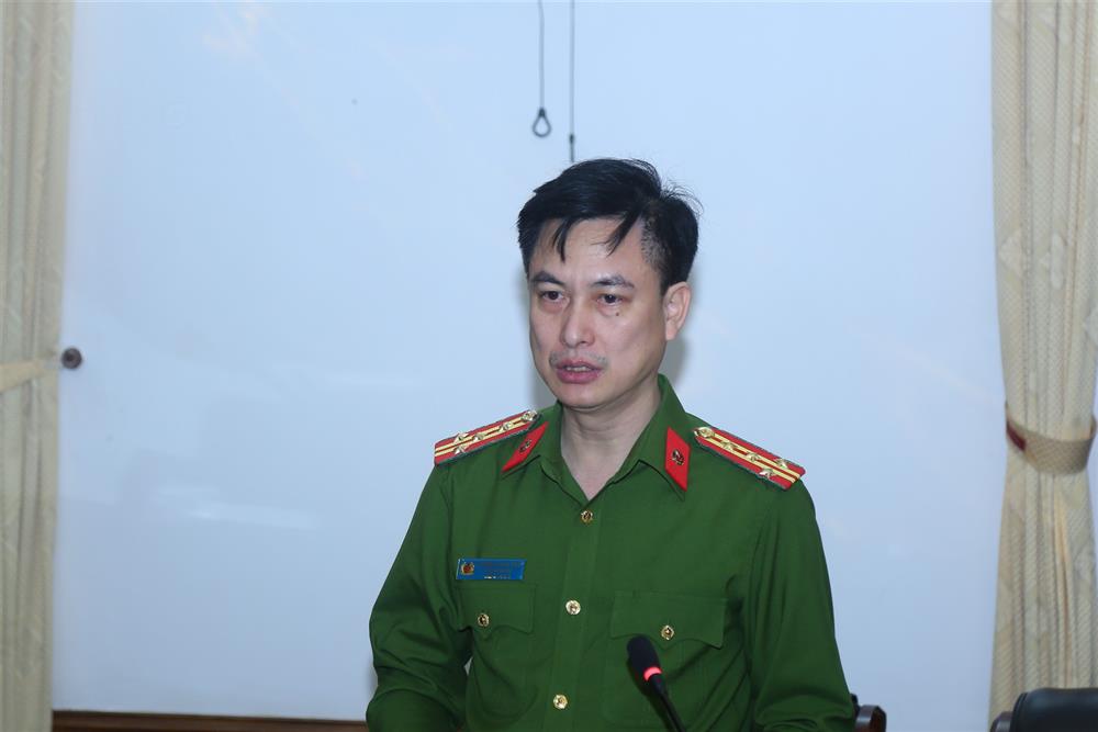Đại tá Phùng Xuân Tiến, Phó Giám đốc Công an tỉnh báo cáo tại buổi làm việc.