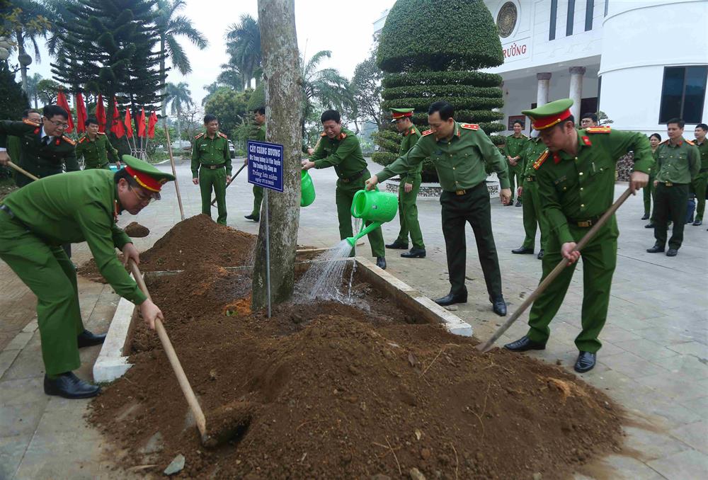 Thứ trưởng Lê Văn Tuyến và các đại biểu trồng cây lưu niệm.