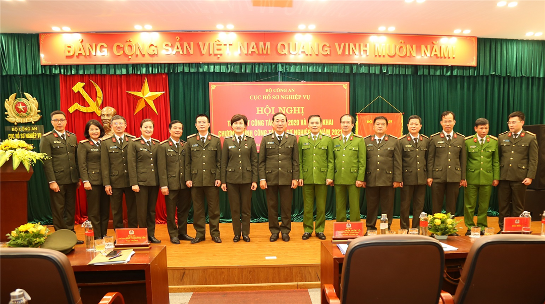 Thứ trưởng Trần Quốc Tỏ chụp ảnh lưu niệm cùng các đại biểu tham dự Hội nghị.