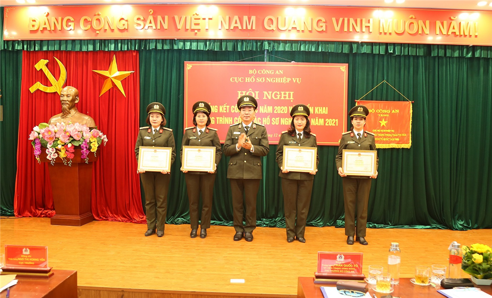 Thứ trưởng Trần Quốc Tỏ trao Cờ thi đua và Bằng khen của Bộ Công an cho các tập thể và cá nhân có thành tích xuất sắc.