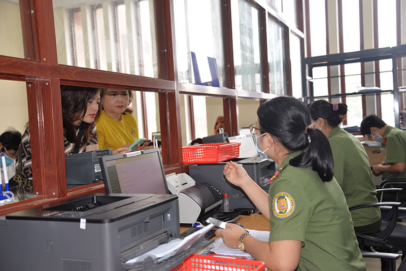 Cán bộ Phòng Quản lý xuất, nhập cảnh Công an tỉnh Gia Lai hướng dẫn người dân sử dụng dịch vụ công trực tuyến qua điện thoại thông minh để nộp hồ sơ xin cấp hộ chiếu phổ thông.