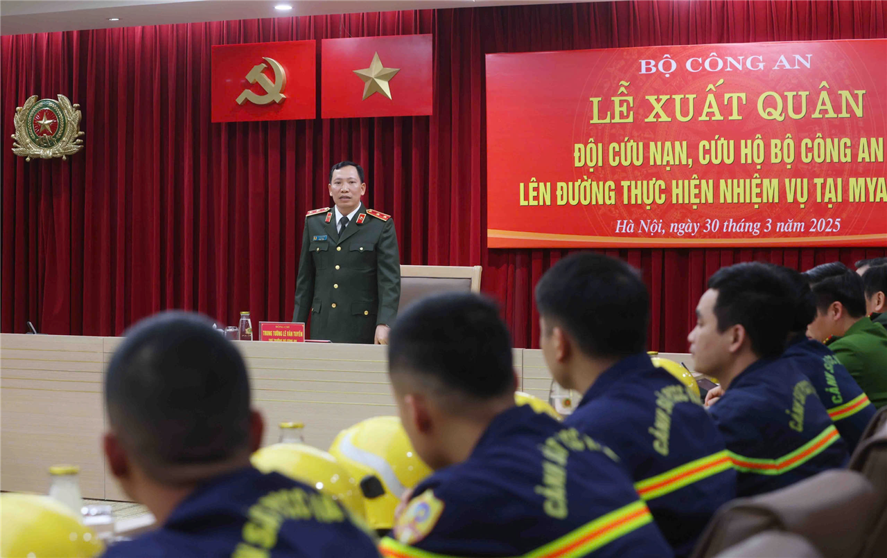 Thứ trưởng Lê Văn Tuyến giao nhiệm vụ cho Đoàn công tác.