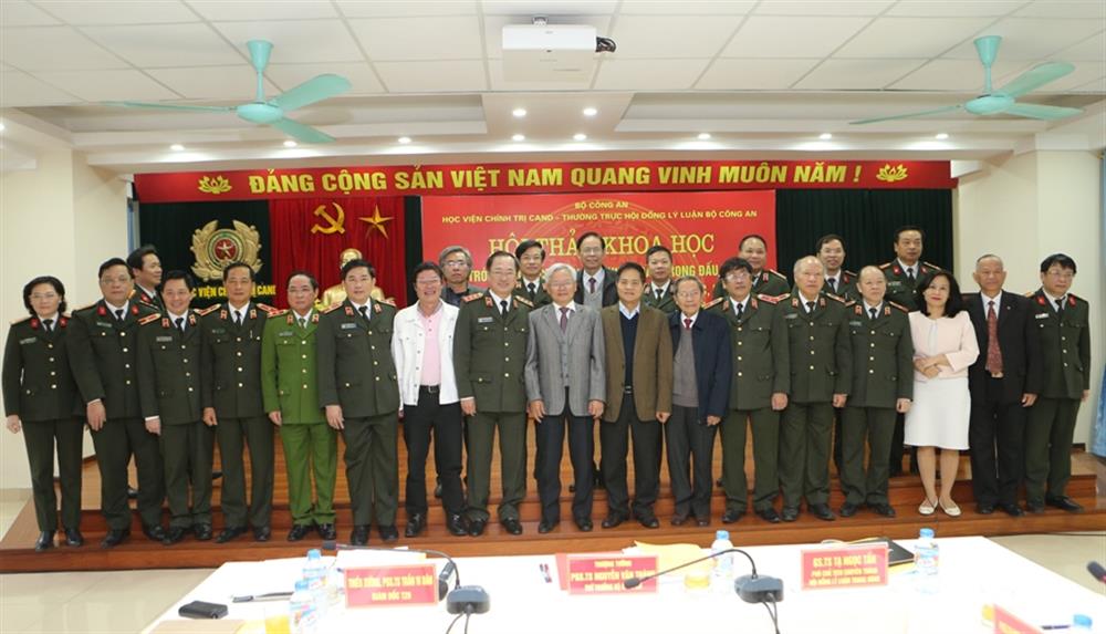 Thứ trưởng Nguyễn Văn Thành cùng các đại biểu dự Hội thảo.