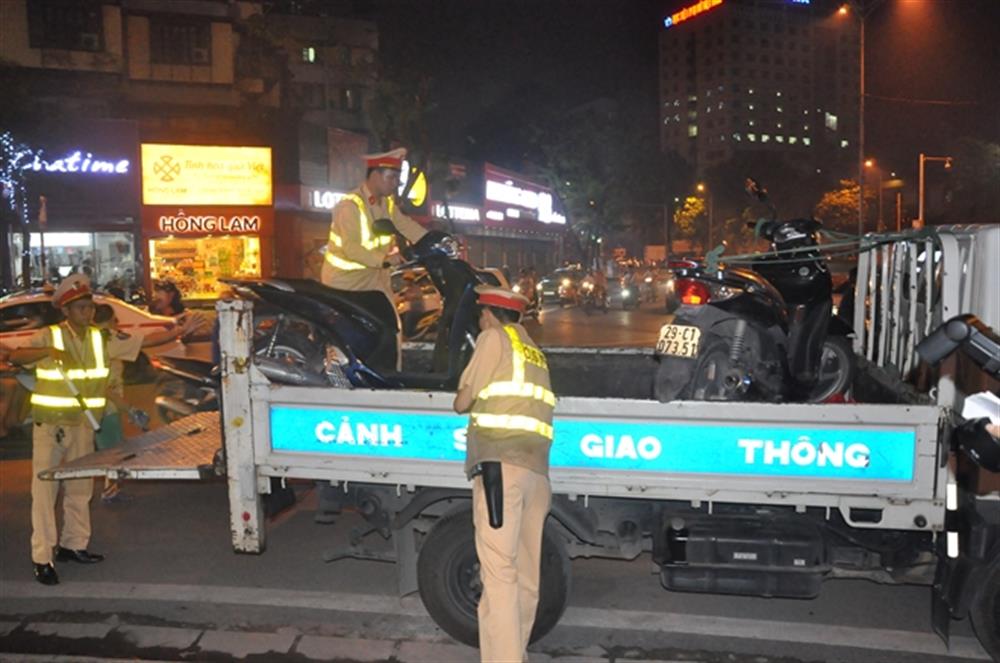 Lực lượng CSGT ra quân xử lí vi phạm.