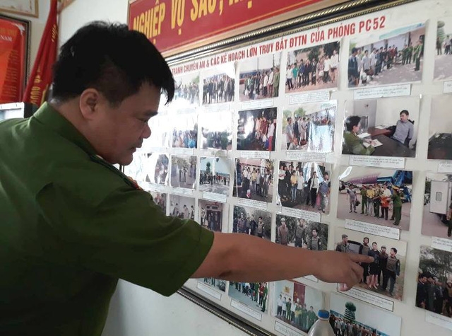 Trung tá Lê Mạnh Hùng với các đối tượng truy nã đã được bắt giữ.