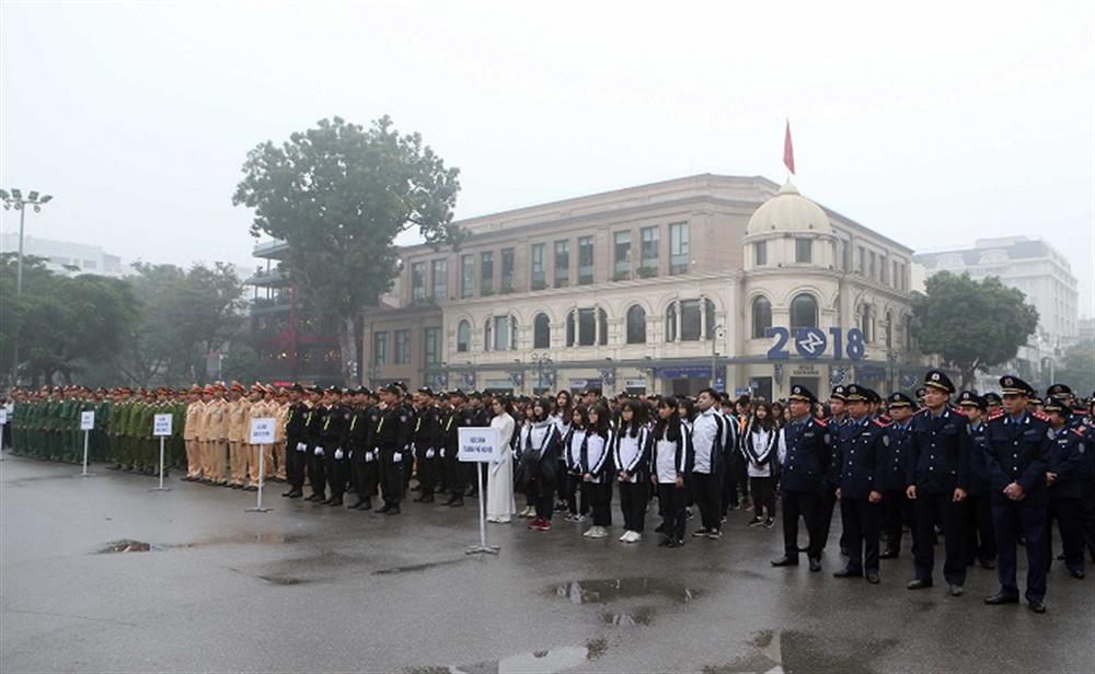 Các lực lượng chuyên ngành, thanh niên, học sinh của Hà Nội tại Lễ ra quân.