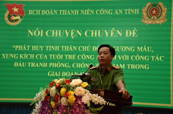Trung tá Hoàng Ngọc Đạo chia sẻ kinh nghiệm công tác điều tra tội phạm cho đoàn viên, thanh niên Công an tỉnh Bạc Liêu.