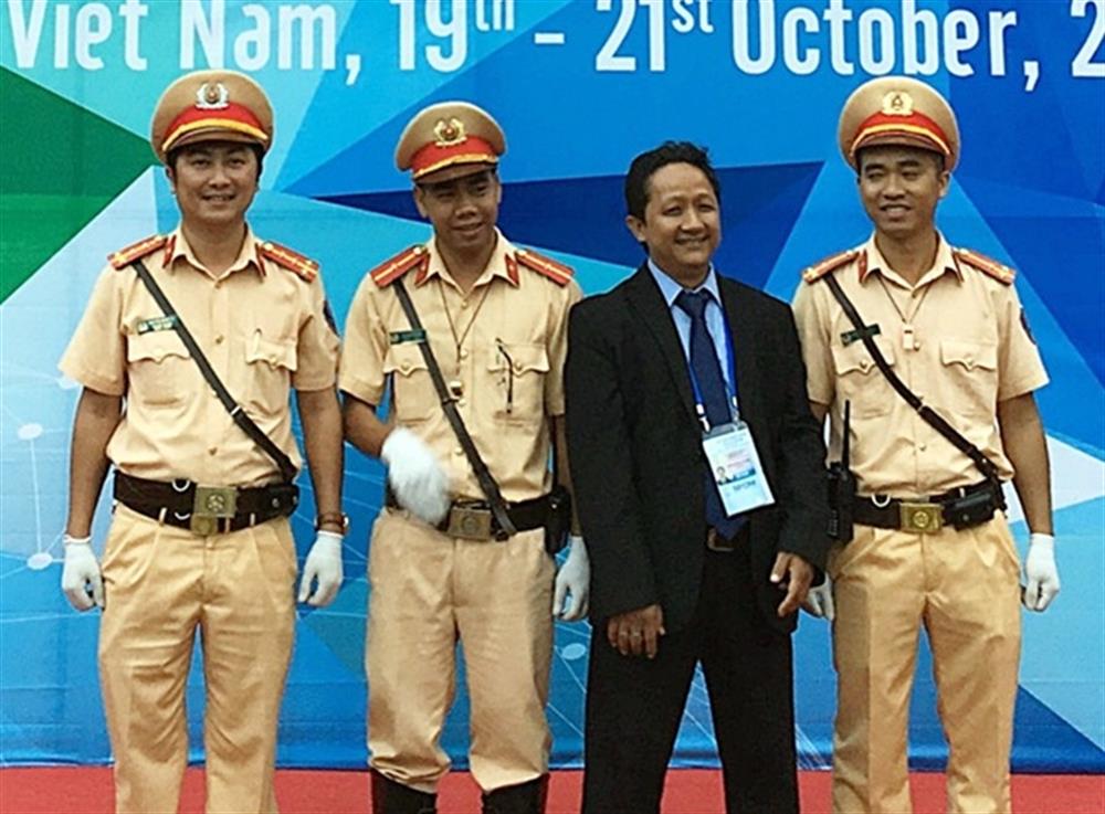 Đại úy Nguyễn Minh Tài (bìa trái) cùng đồng đội làm nhiệm vụ tại Tuần lễ Cấp cao APEC 2017.
