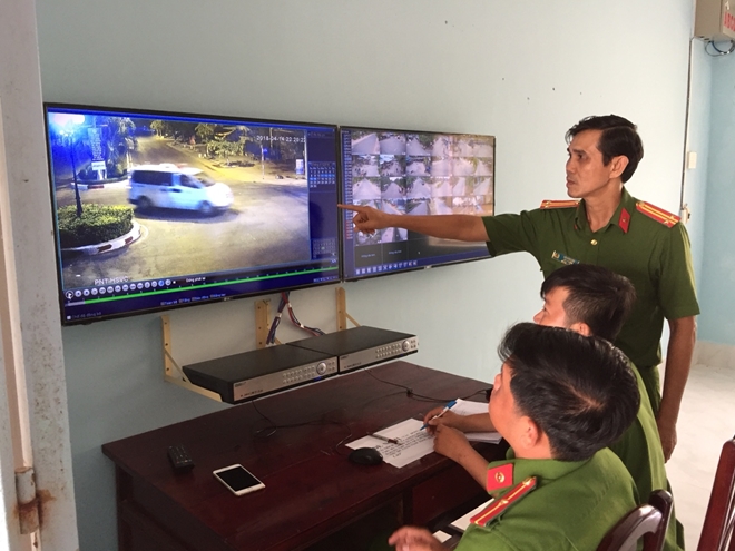 Công an huyện Tân Hưng kiểm tra hình ảnh dữ liệu camera giám sát ANTT.