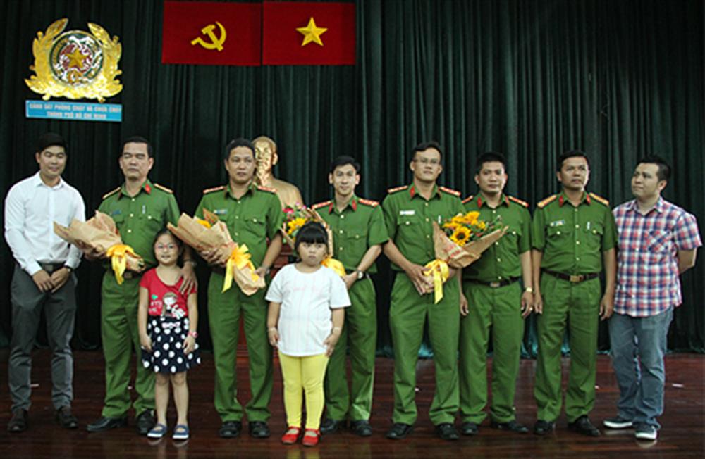Cư dân chung cư Carina cùng các cháu nhỏ gửi hoa tri ân các chiến sỹ PCCC.