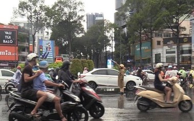 CSGT đội mưa điều tiết giao thông.