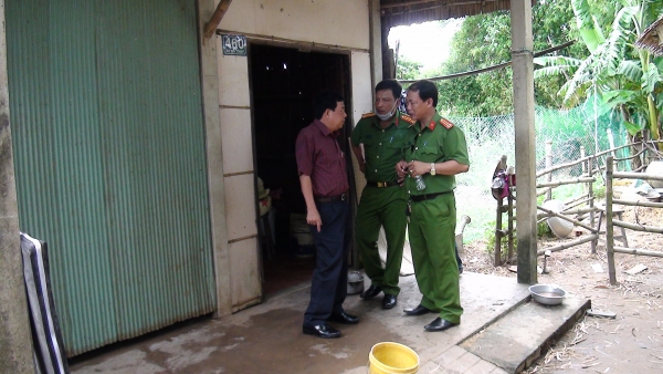 Trung tá Trần Văn Kỳ (bên phải) trực tiếp điều tra vụ án giết người xảy ra ở huyện Cầu Ngang, tỉnh Trà Vinh.