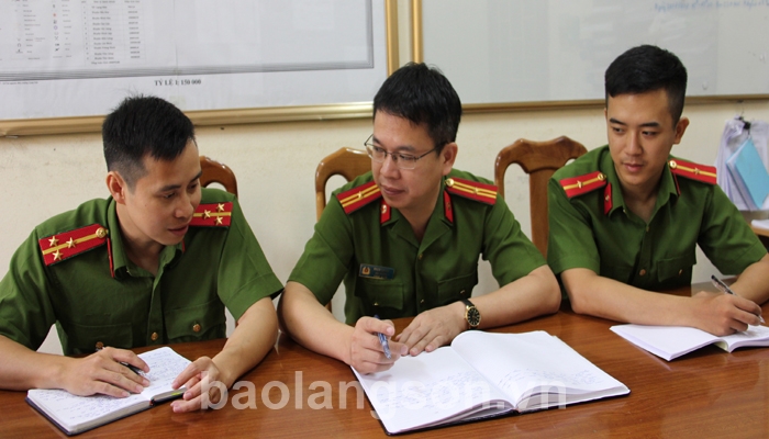 Thiếu tá Phạm Chí Hà (ở giữa) chia sẻ kinh nghiệm, phương pháp quản lý các địa bàn “nóng” về tội phạm hình sự.