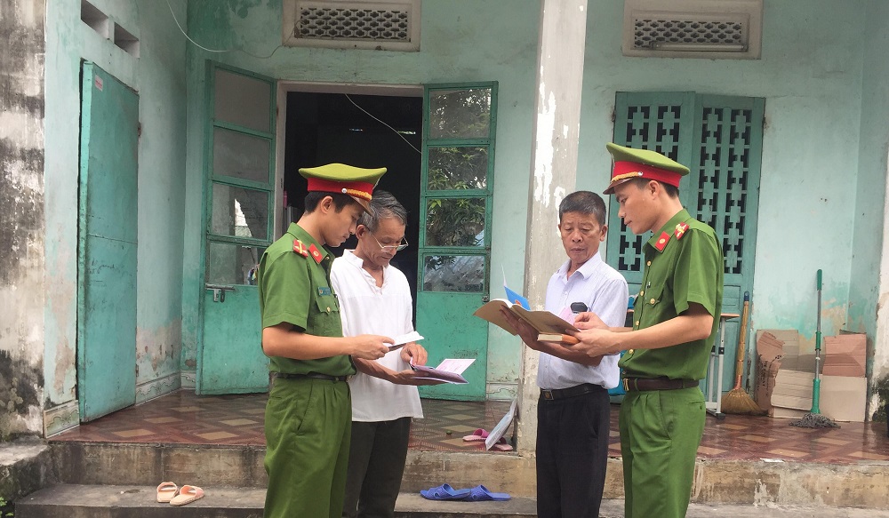 Đại úy Cao Viết Bằng (người mặc quân phục đứng bên phải) cùng cán bộ kiểm tra lưu trú tại hộ gia đình kinh doanh cho thuê trọ trên địa bàn thị trấn Đồng Văn.