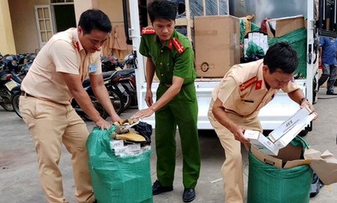 Trạm CSGT Tuy Phước chuyển giao tang vật cho Công an huyện Tuy Phước.