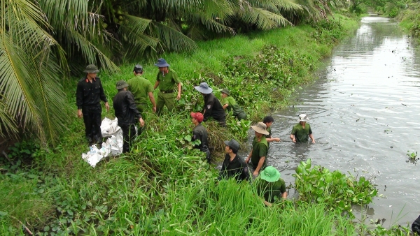 CBCS CSCĐ Công an tỉnh Trà Vinh tham gia thực hiện các phần việc trong chuyến hành quân dã ngoại.