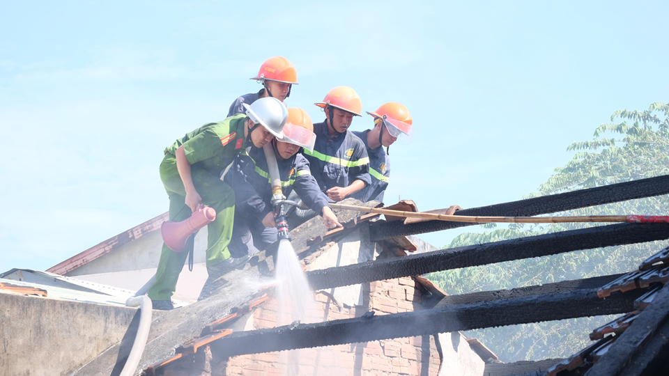 Thiếu tá Phạm Ngọc Hà (cầm loa đỏ) đang chỉ huy cán bộ, chiến sỹ chữa cháy.