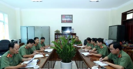 Thượng tá Quách Hữu Hiến họp bàn triển khai nhiệm vụ với CBCS Phòng Xây dựng phong trào Toàn dân bảo vệ ANTQ, Công an tỉnh Điện Biên.