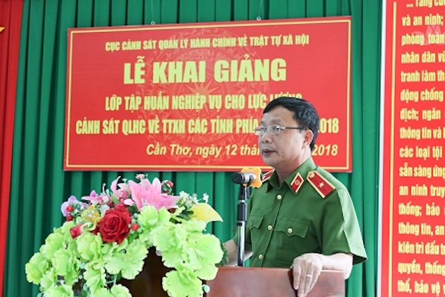 Thiếu tướng Vũ Xuân Dung, Phó Cục trưởng Cục Cảnh sát Quản lý hành chính về trật tự xã hội phát biểu tại Lễ khai giảng.