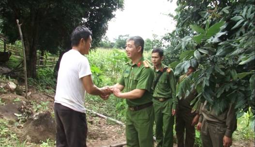 Lực lượng Công an huyện Điện Biên Đông xuống thăm hỏi, động viên người mới được tha tù.