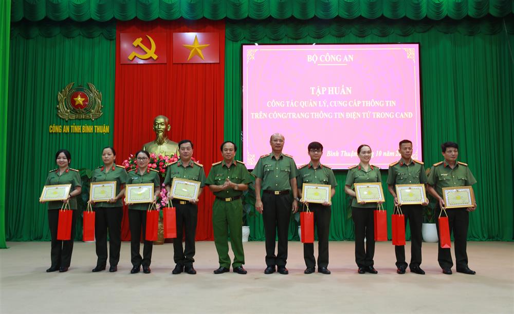 Thiếu tướng Cao Đăng Hưng và Đại tá Đinh Kim Lập trao Giấy khen tặng các cộng tác viên đã có thành tích xuất sắc trong công tác cung cấp thông tin, bảo đảm hoạt động của Cổng Thông tin điện tử Bộ Công an.