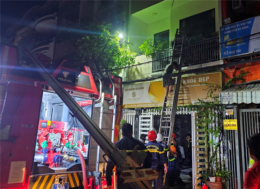 Lực lượng Cảnh sát PCCC & CNCH dùng thang đưa 03 người dân trên tầng 2 xuống đất an toàn.
