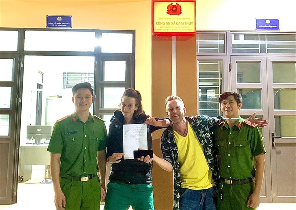 Công an xã Đàm Thuỷ trao trả tài sản cho du khách.