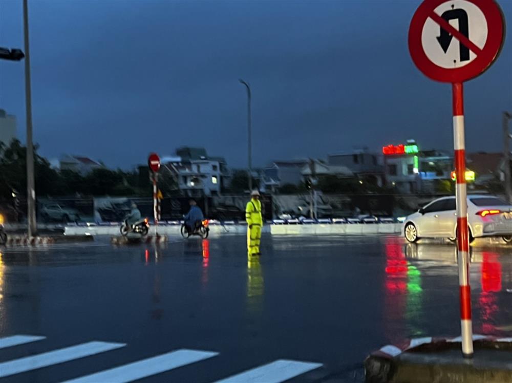 Trong đêm mưa, ngập, lực lượng CSGT Công an TP Đà Nẵng vẫn có mặt trên khắp mọi ngã đường từ đường sắt, đường bộ, đường thủy để điều tiết, đảm bảo TTATGT giao thông, vận động ngư dân neo đậu tàu thuyền và lên bờ an toàn. 