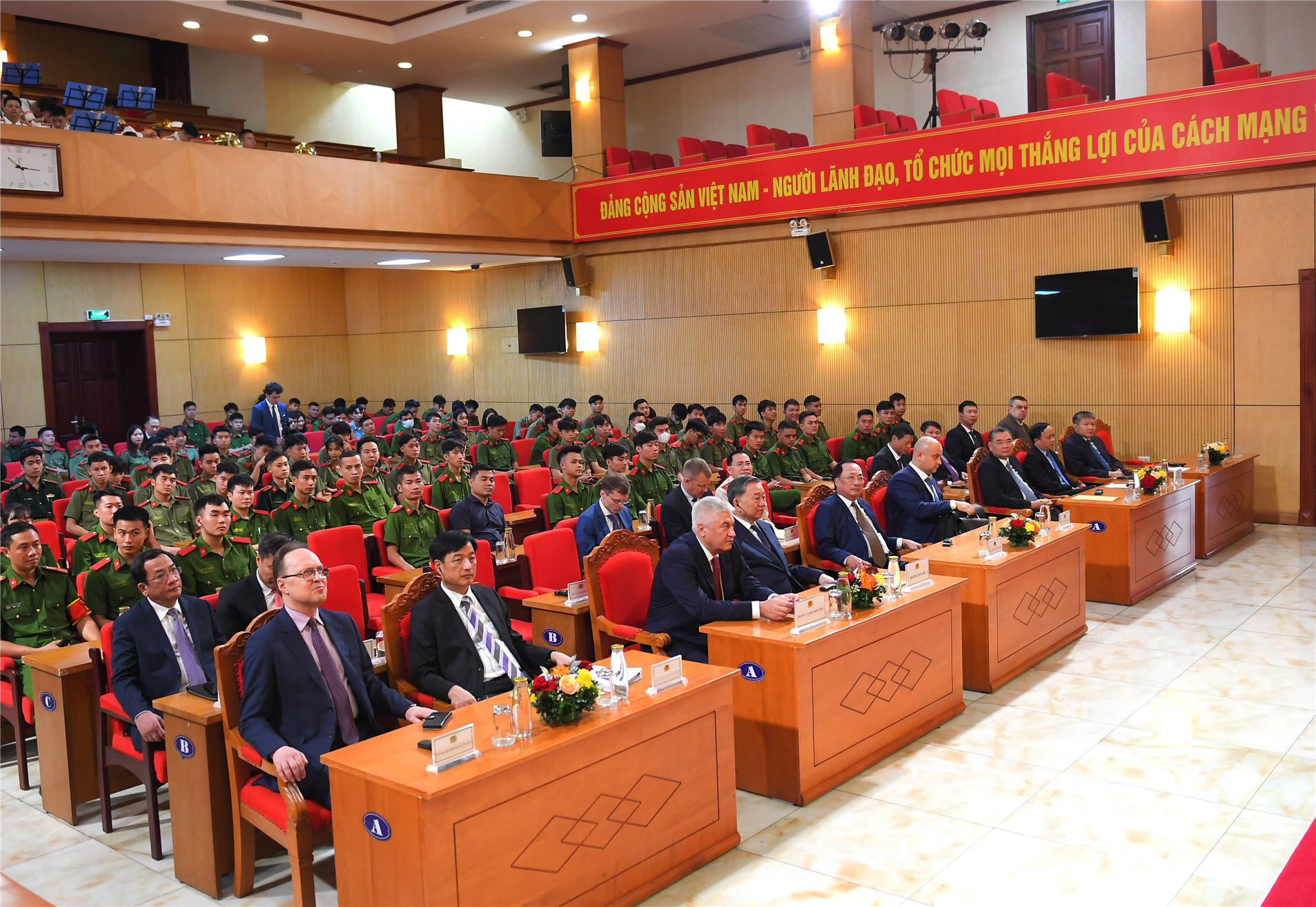 Các đại biểu dự buổi Lễ.