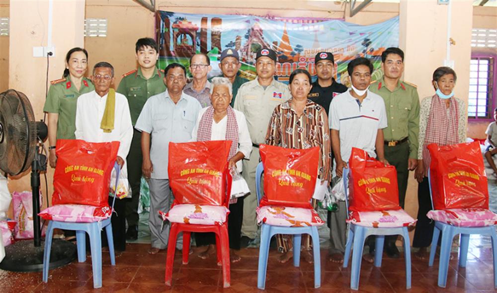 Công an tỉnh An Giang trao quà tặng người dân Campuchia.