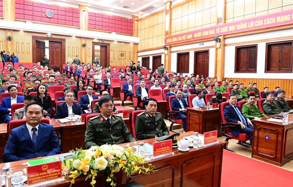 Thứ trưởng Lê Quốc Hùng cùng các đại biểu dự Hội nghị.