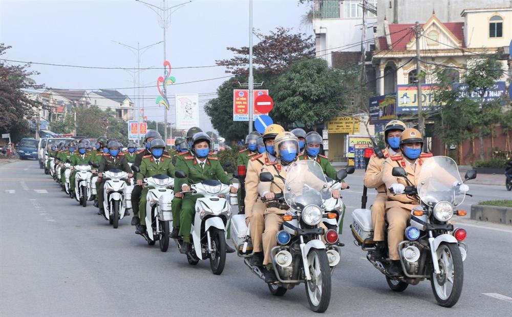 Lực lượng Công an nhân dân ra quân đảm bảo an ninh, trật tự.