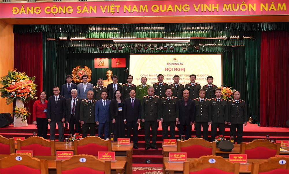 Bộ trưởng Tô Lâm cùng các đại biểu chụp ảnh lưu niệm.