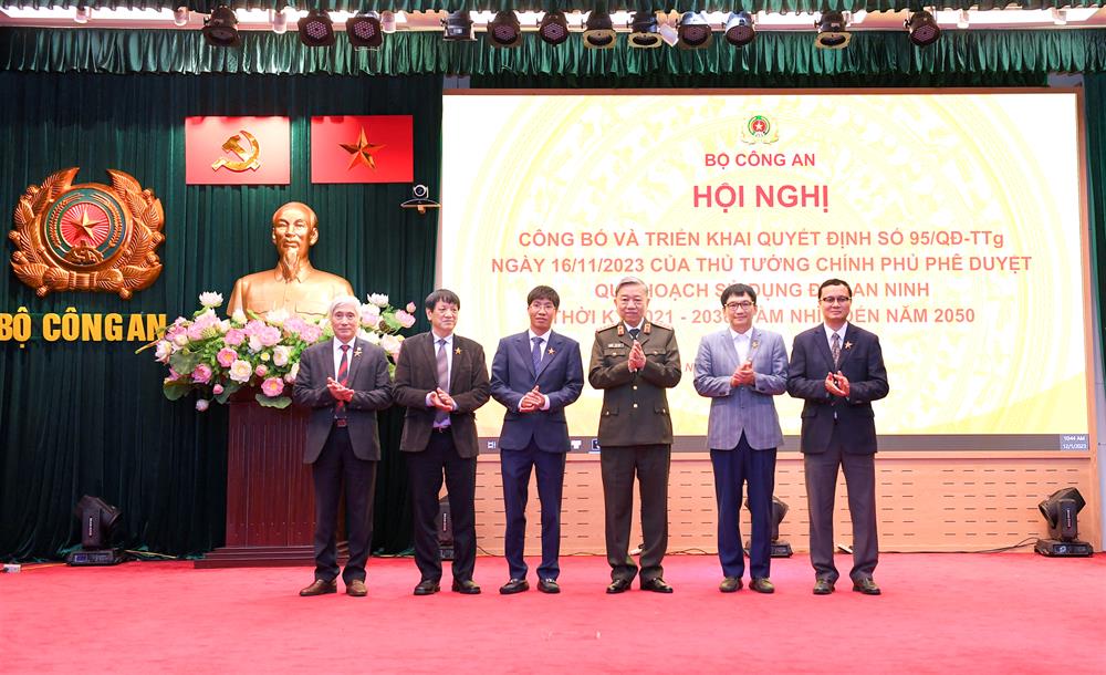 3. Bộ trưởng Tô Lâm trao Kỷ niệm chương “Bảo vệ an ninh Tổ quốc” của Bộ Công an tặng các cá nhân.
