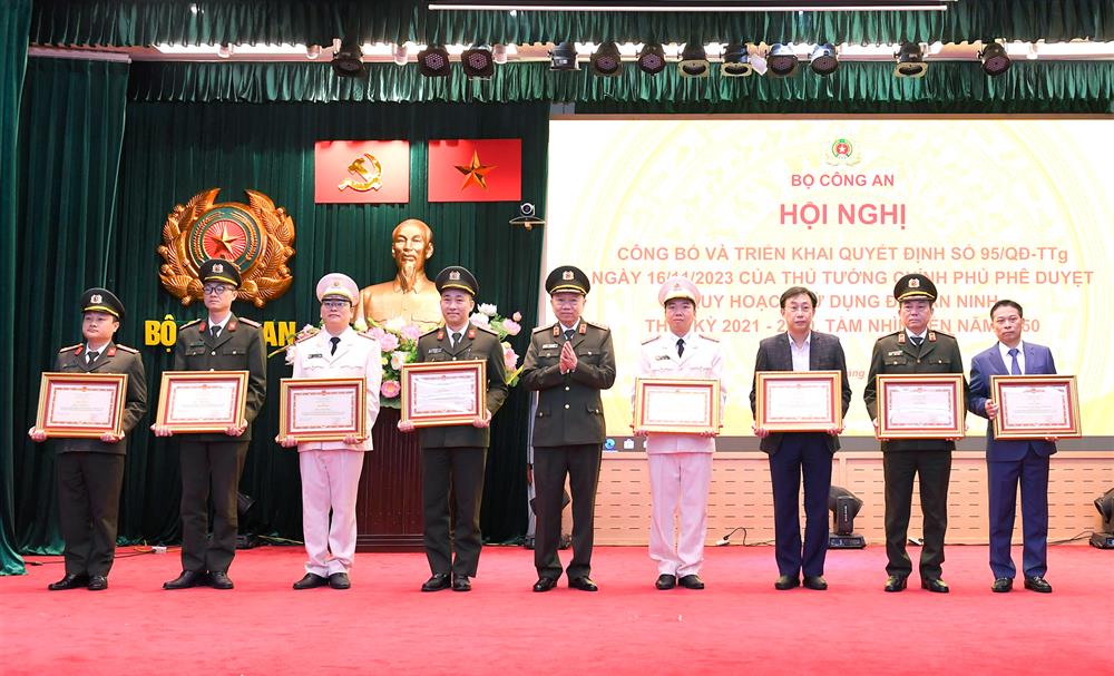 Bộ trưởng Tô Lâm trao Bằng khen của Bộ Công an tặng các tập thể và cá nhân có thành tích xuất sắc.