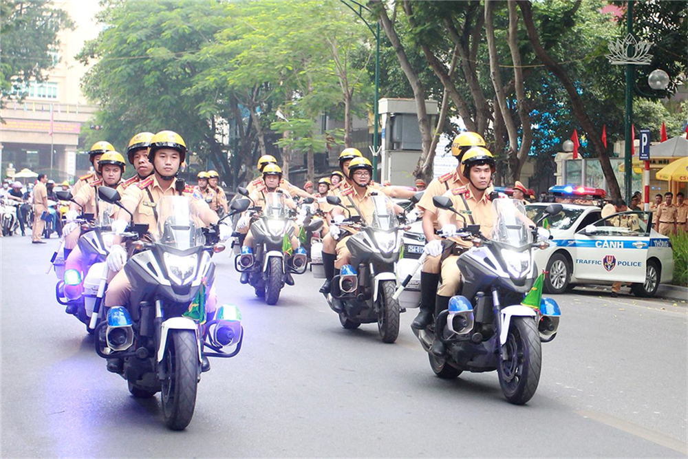 Lực lượng Cảnh sát giao thông ra quân đảm bảo trật tự, an toàn giao thông.