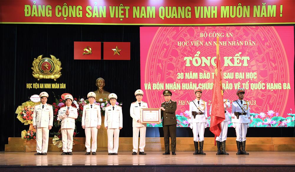 Thừa ủy quyền, Bộ trưởng Tô Lâm trao Huân chương Bảo vệ Tổ quốc hạng Ba tặng Học viện ANND.