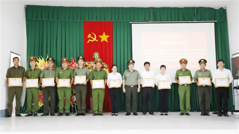 Đại tá Nguyễn Văn Thắng, Phó Giám đốc Công an tỉnh Hậu Giang trao Giấy khen tặng các tập thể, cá nhân tiêu biểu trong xây dựng “Xã điển hình tiên tiến về phong trào toàn dân bảo vệ ANTQ” tại xã Thạnh Xuân.
