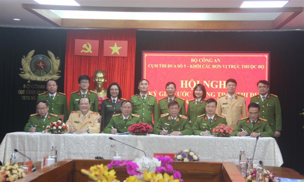Các đơn vị ký kết giao ước thi đua Vì an ninh Tổ quốc năm 2023.
