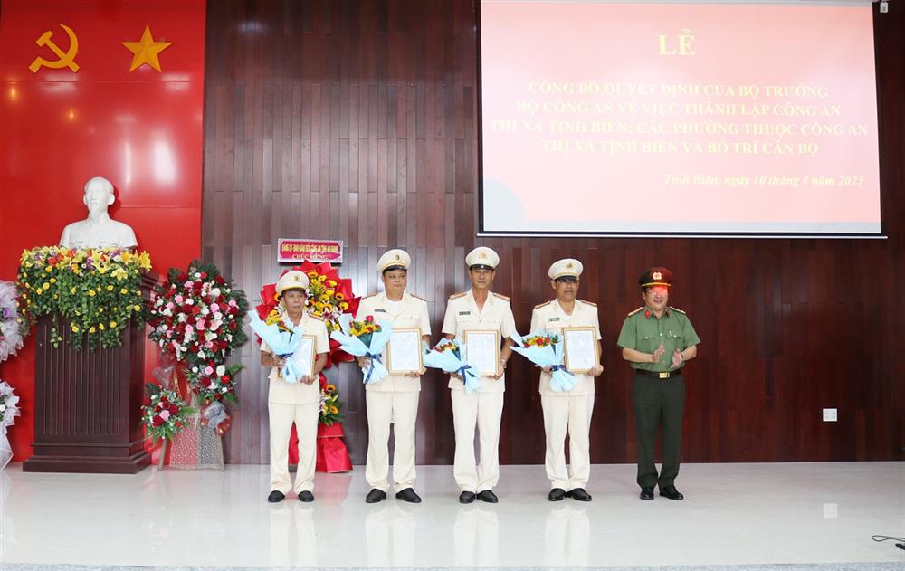 Đại tá Lâm Phước Nguyên, Giám đốc Công an tỉnh An Giang trao Quyết định của Bộ trưởng Bộ Công an về việc thành lập Công an thị xã Tịnh Biên.