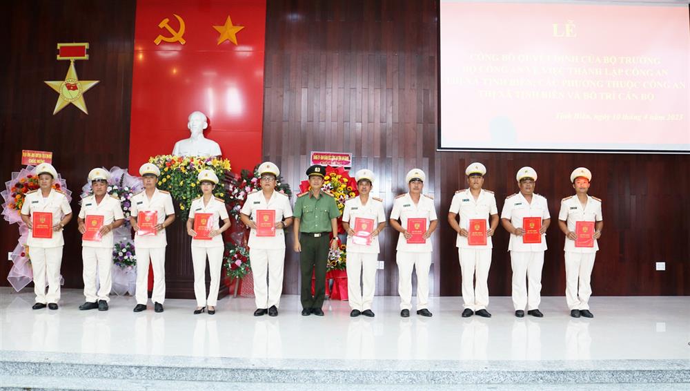 Đại tá Nguyễn Nhật Trường, Phó Giám đốc Công an tỉnh An Giang trao Quyết định của Giám đốc Công an tỉnh về việc điều động, bổ nhiệm, bố trí cán bộ lãnh đạo chỉ huy thuộc Công an thị xã Tịnh Biên.