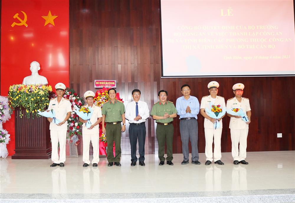 Lãnh đạo Công an tỉnh An Giang, Thị ủy, Ủy ban nhân dân thị xã Tịnh Biên tặng hoa chúc mừng Công an thị xã Tịnh Biên.