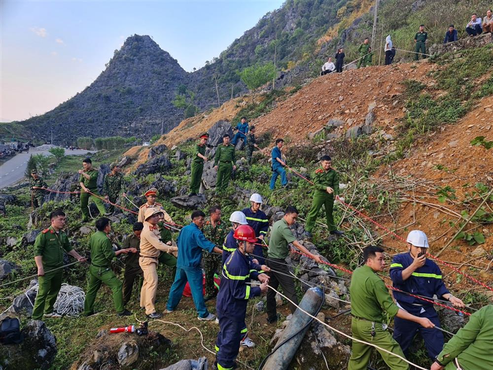 Các lực lượng tập trung cứu nạn nhân bị rơi xuống hố sâu.