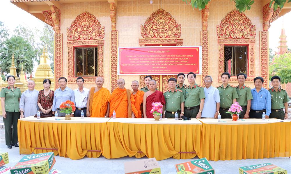 Các đại biểu tham dự buổi tuyên truyền pháp luật và tặng quà bà con đồng bào Khmer có hoàn cảnh khó khăn