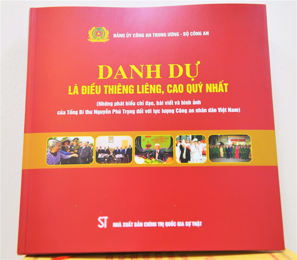 Cuốn sách “Danh dự là điều thiêng liêng, cao quý nhất”.